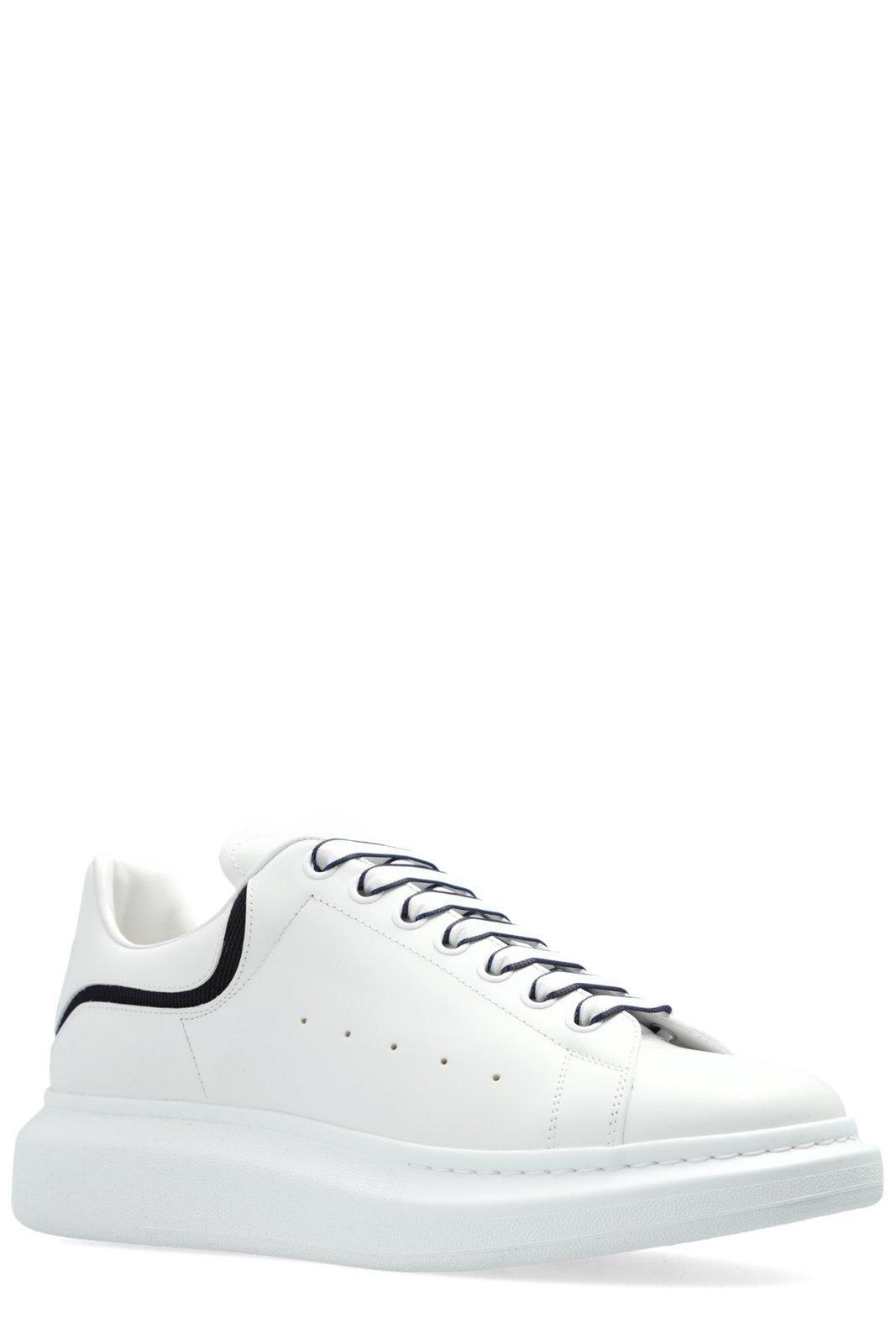 Low Top Sneaker In White & Navy Product Image