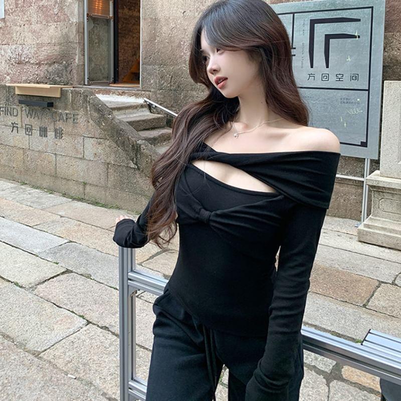 Long-Sleeve Bowknot Plain Crop Top Product Image