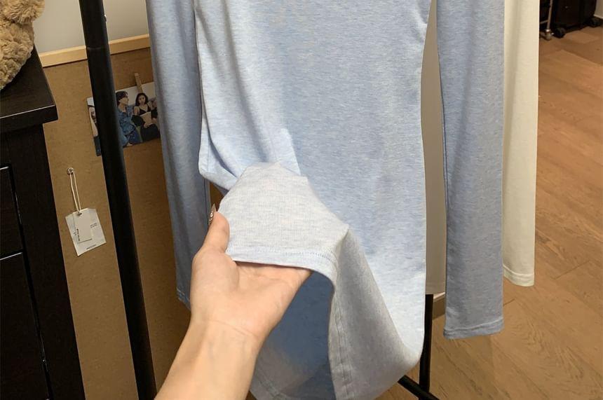 Long-Sleeve Scoop Neck Plain T-Shirt Product Image