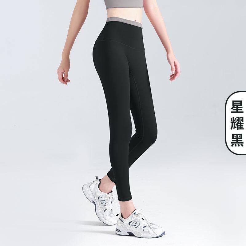 Mid Rise Contrast Trim Cropped Yoga Pants Product Image