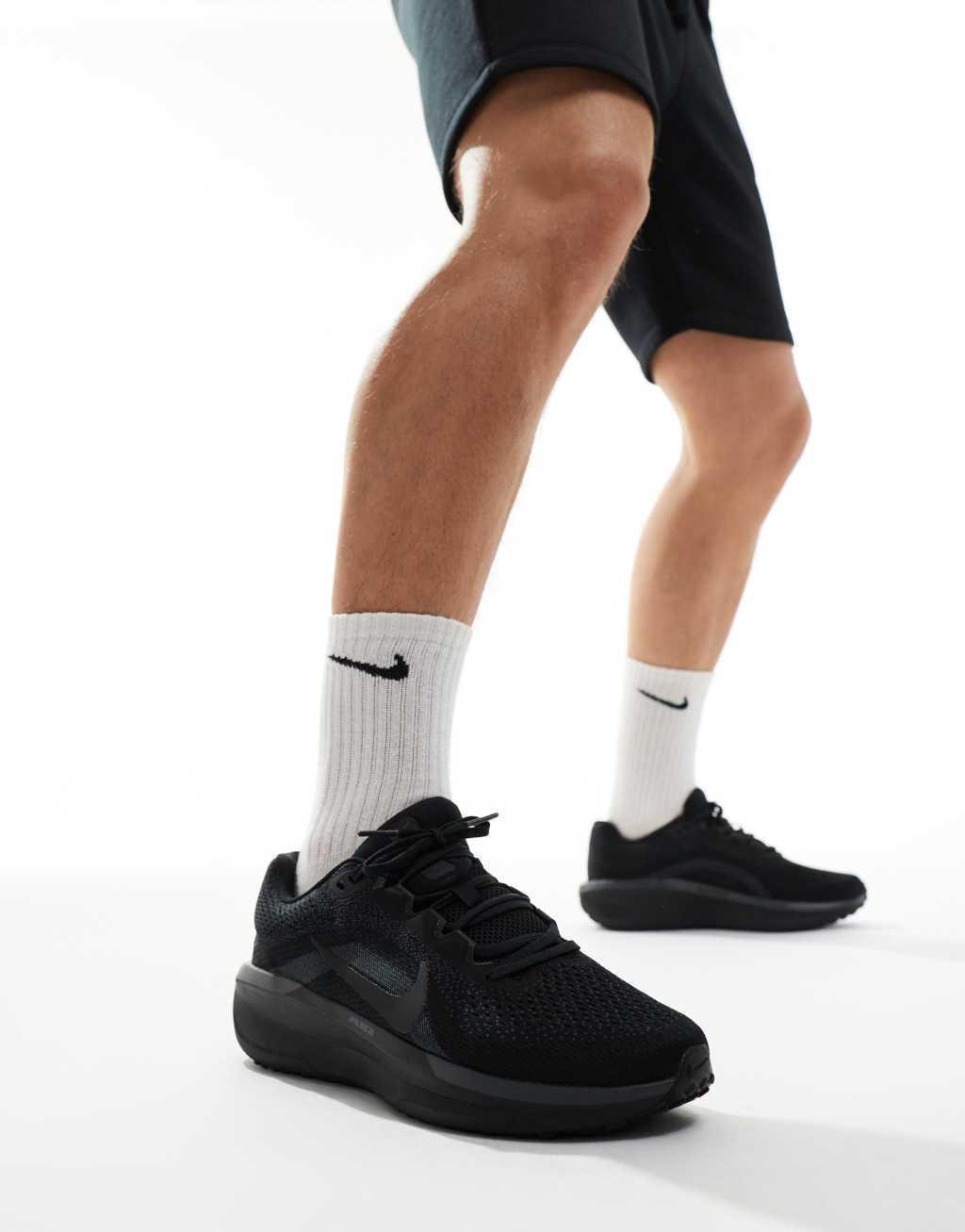 Nike Running Air Winflo 11 sneakers in black Product Image