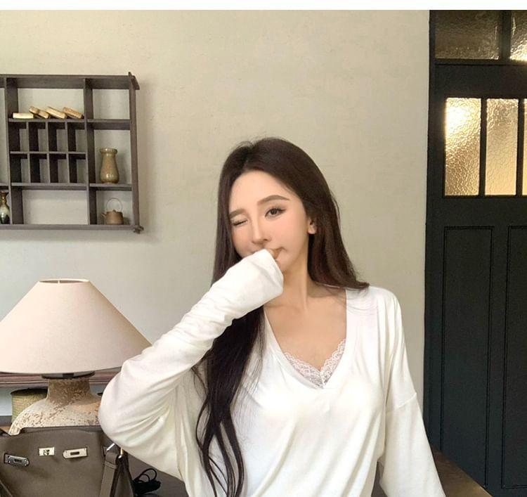 Long-Sleeve V-Neck Plain T-Shirt / Lace Trim Camisole Top Product Image