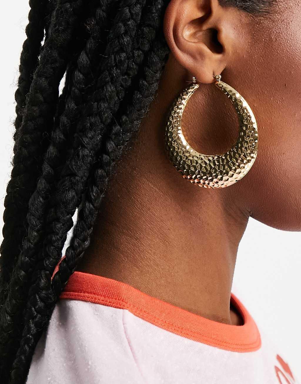 Pieces oversized drop earrings in hammered gold Product Image