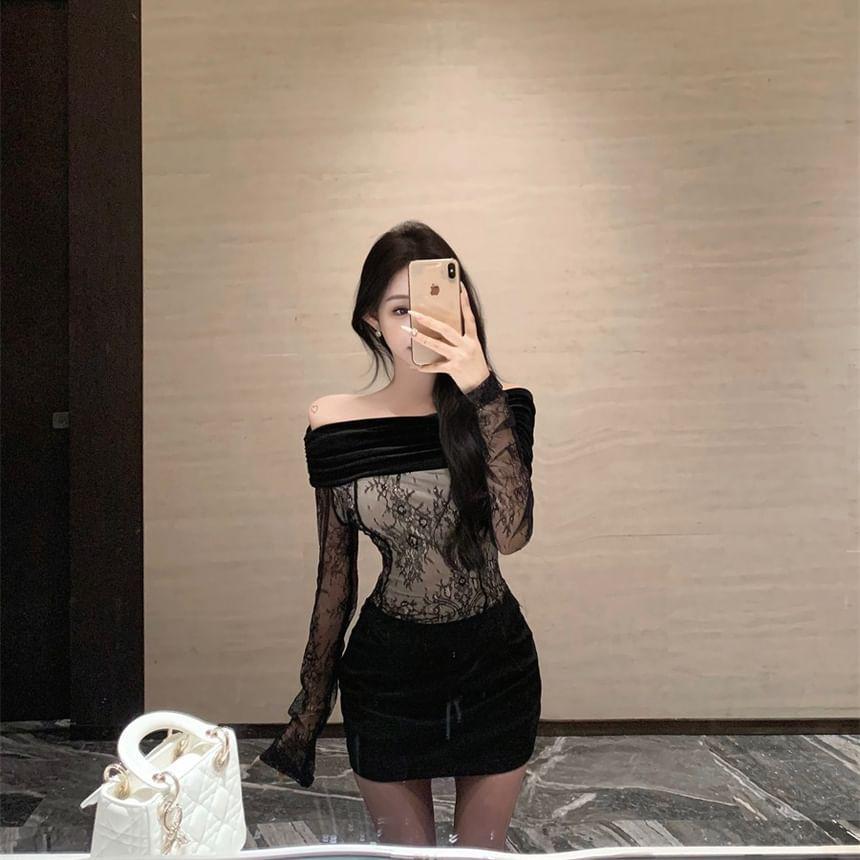 Long-Sleeve Off-Shoulder Velvet Panel Lace Slim Fit Crop Top Product Image