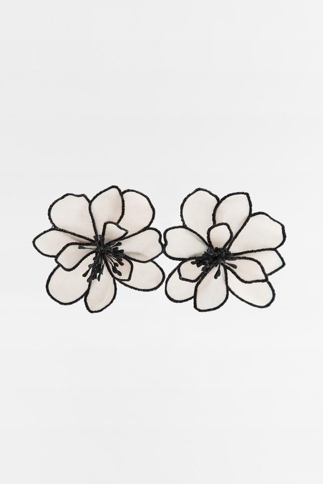 FLOWER EARRINGS Product Image