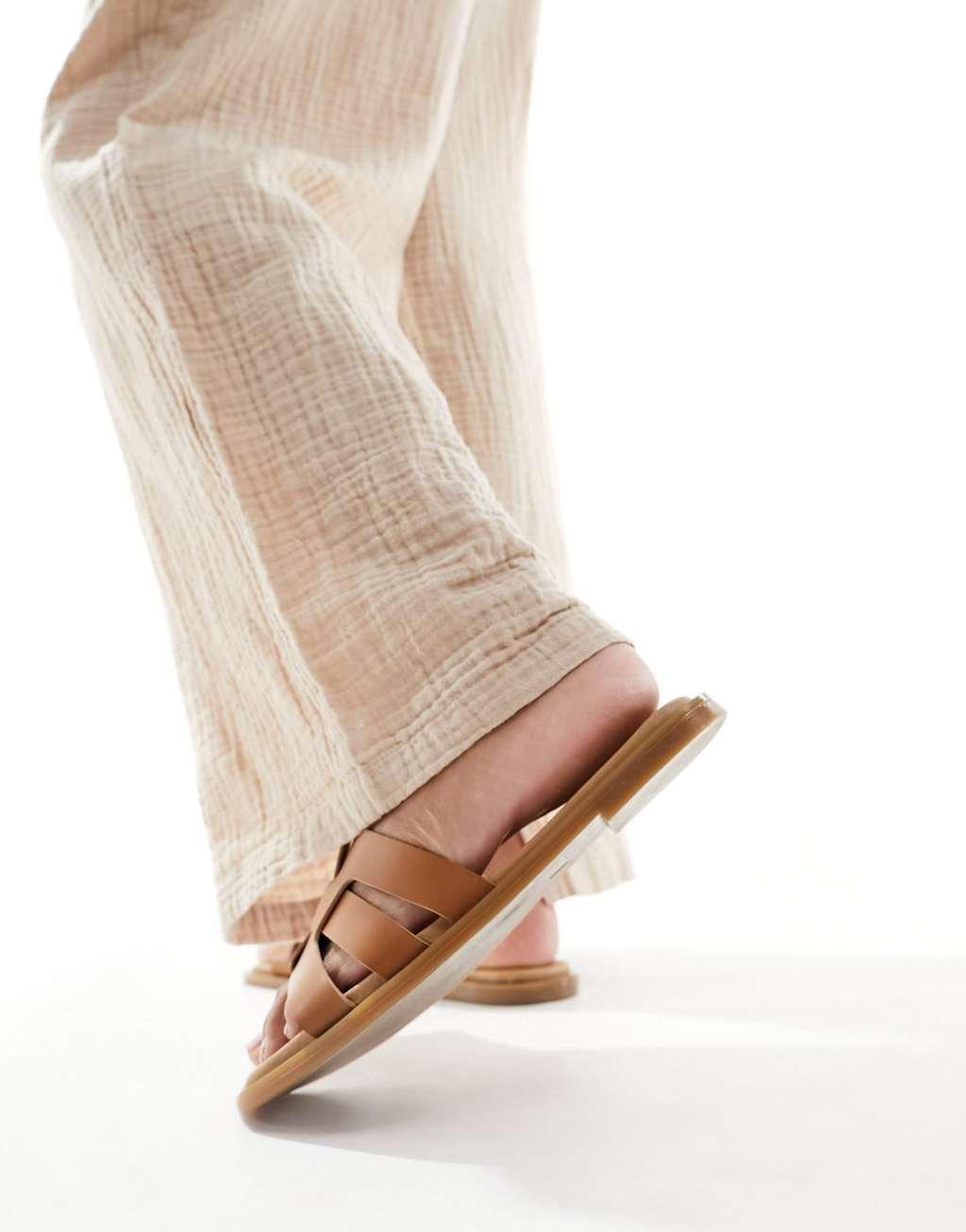 schuh Tierney flat sandals in tan leather Product Image