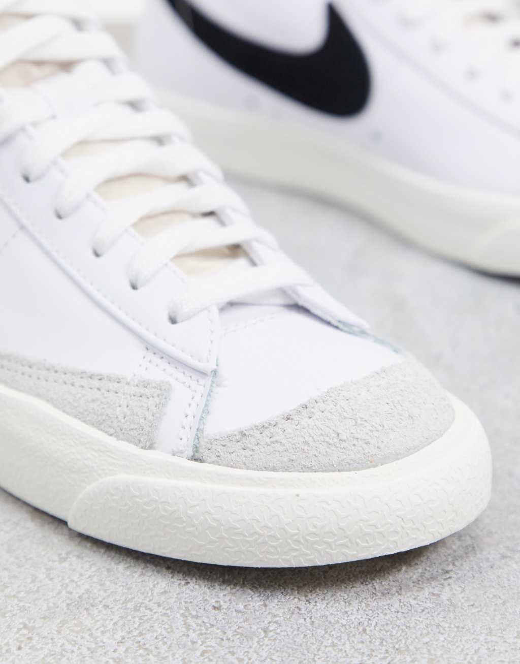 Nike Womens Blazer Mid 77 Shoes Product Image