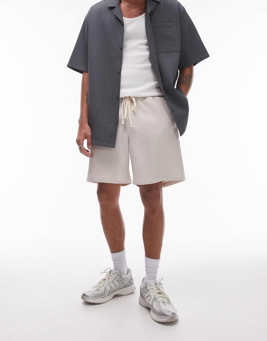 Topman plisse shorts in gray Product Image