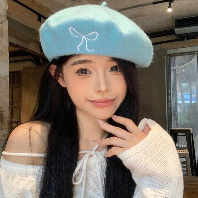 Bow Embroidered Beret Product Image