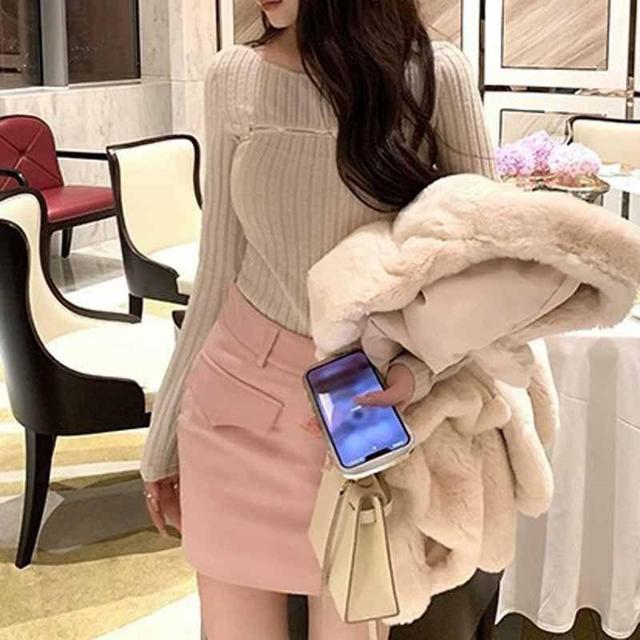 Long-Sleeve Round Neck Plain Cutout Zipped Slim Fit Crop Top Product Image