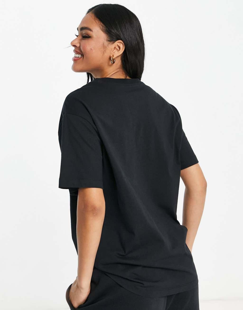 Nike essential boyfriend t-shirt in black Product Image