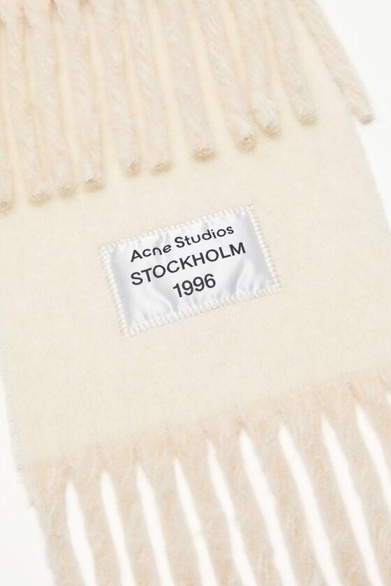 Fringed scarf logo label Product Image