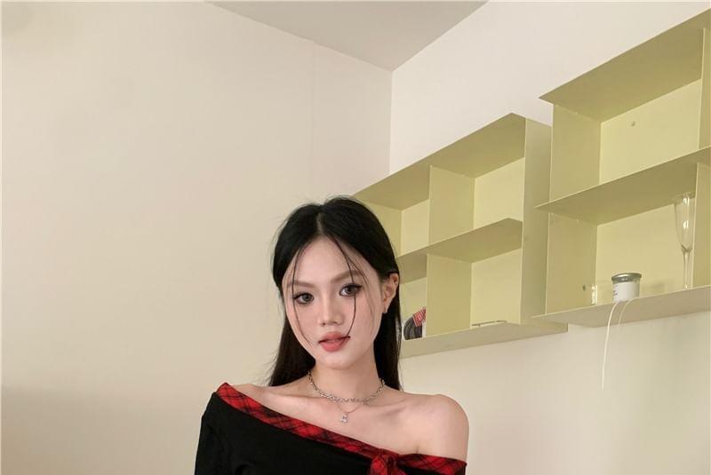 Long Sleeve Off-Shoulder Plaid Panel Bow Accent Slim-Fit Crop Top Product Image