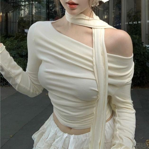 Long-Sleeve Cowl Neck Plain Ruched Slim Fit Crop Tee Product Image