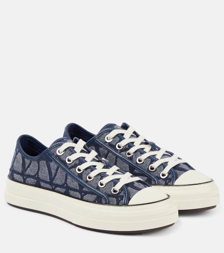 VALENTINO GARAVANI Totaloop Toile Iconographe Denim Sneakers In Blue Product Image