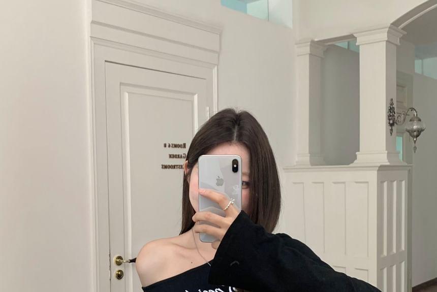 Flared-Sleeve One-Shoulder Lettering Bow Print Cropped T-Shirt Product Image