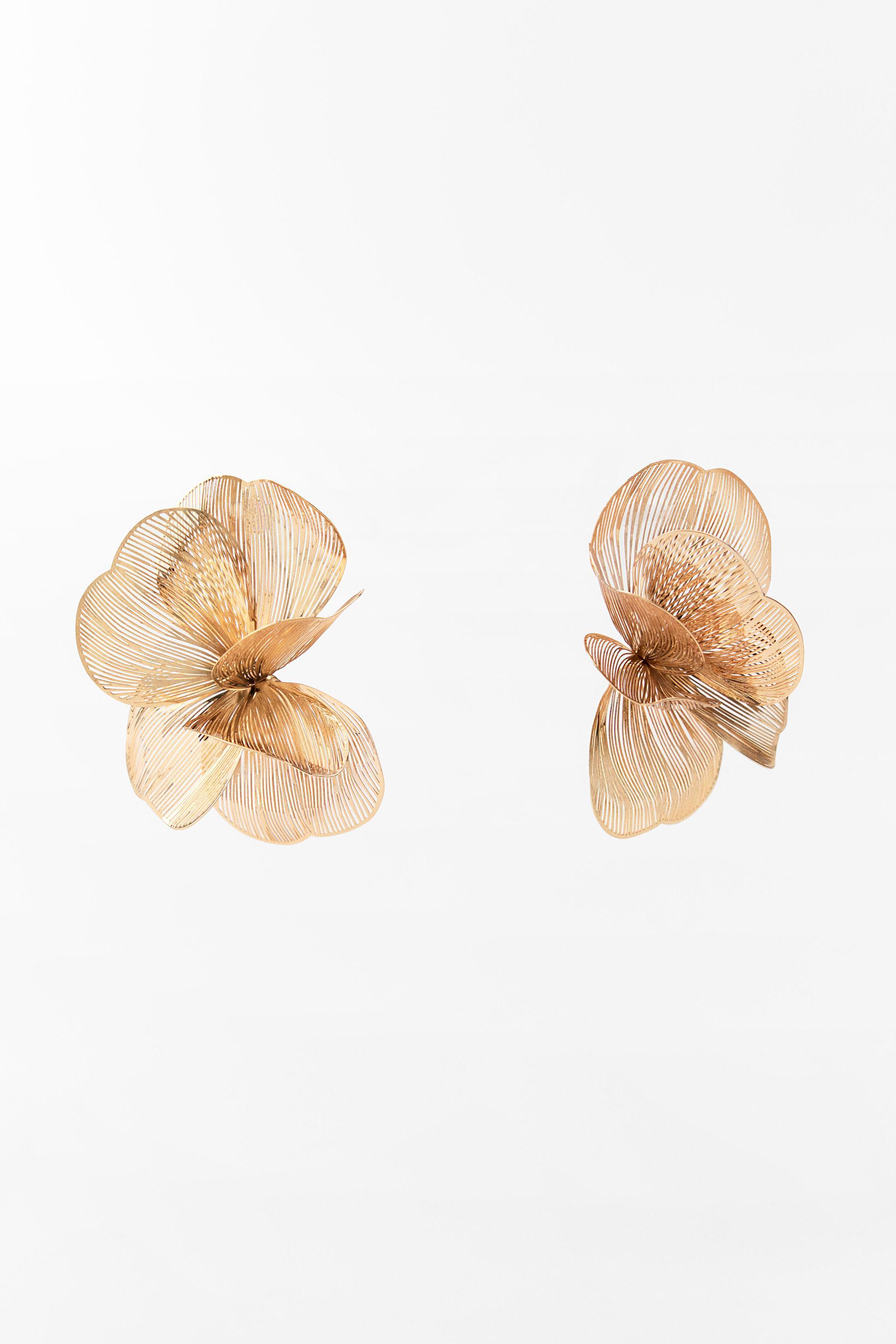 RAISED FLOWER EARRINGS Product Image