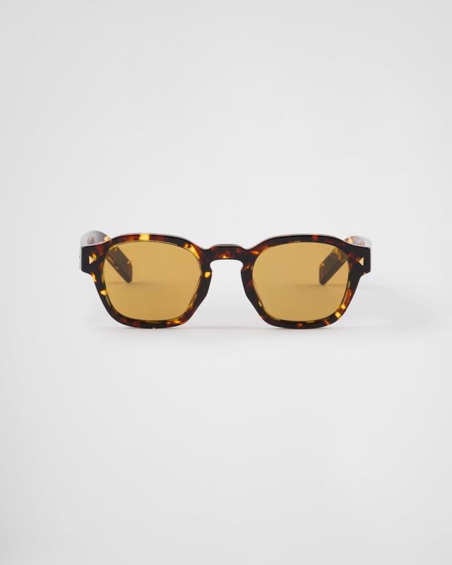 Sunglasses with iconic metal plaque Product Image