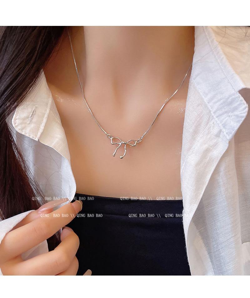 Ribbon Necklace Product Image