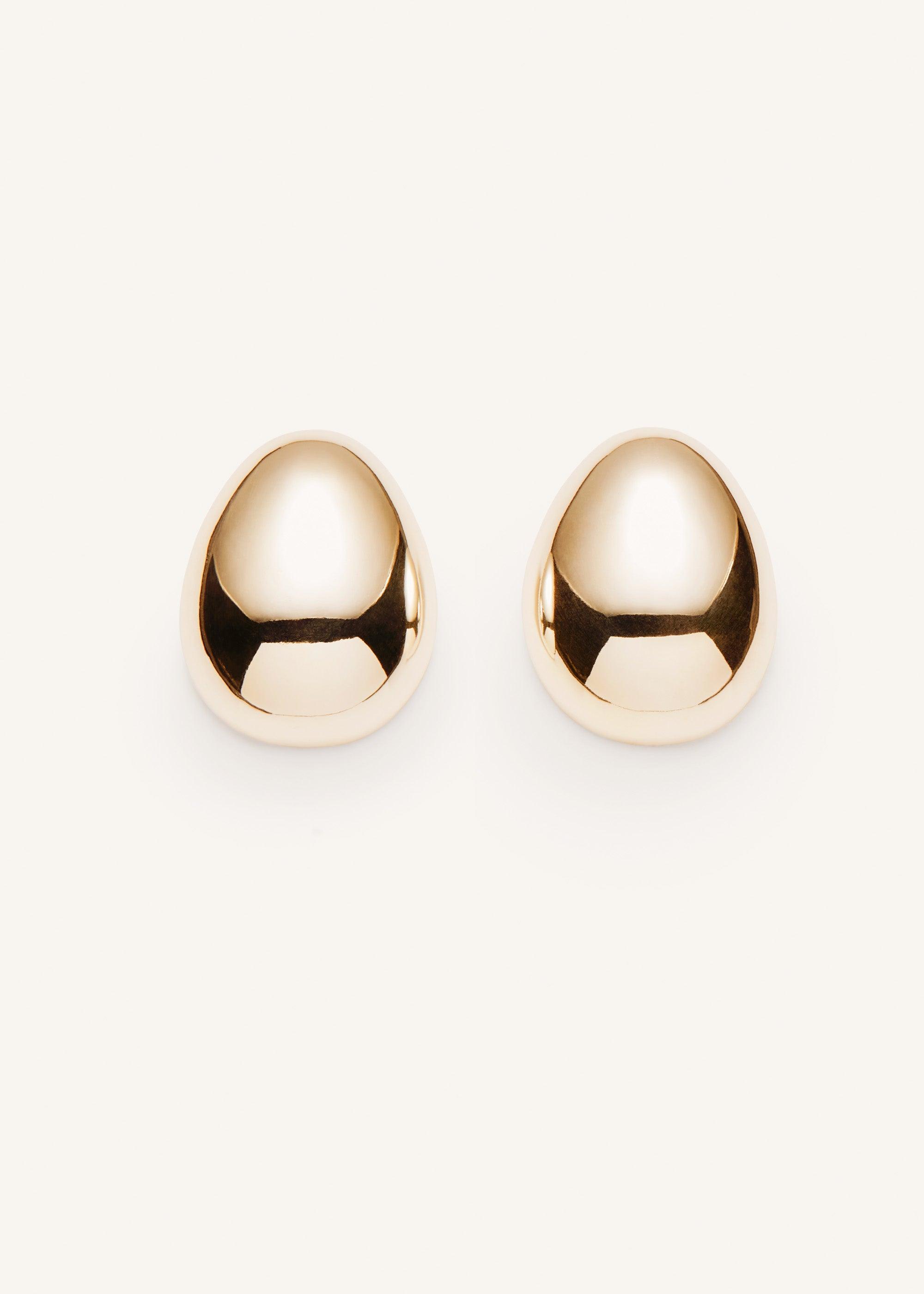 Sculptural olong earrings in gold Product Image