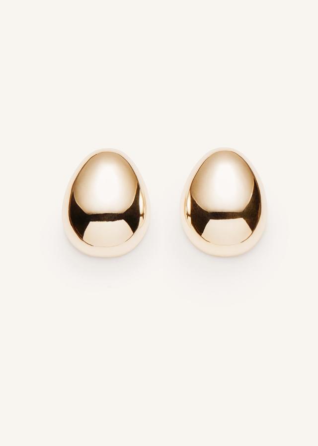 Sculptural olong earrings in gold Product Image