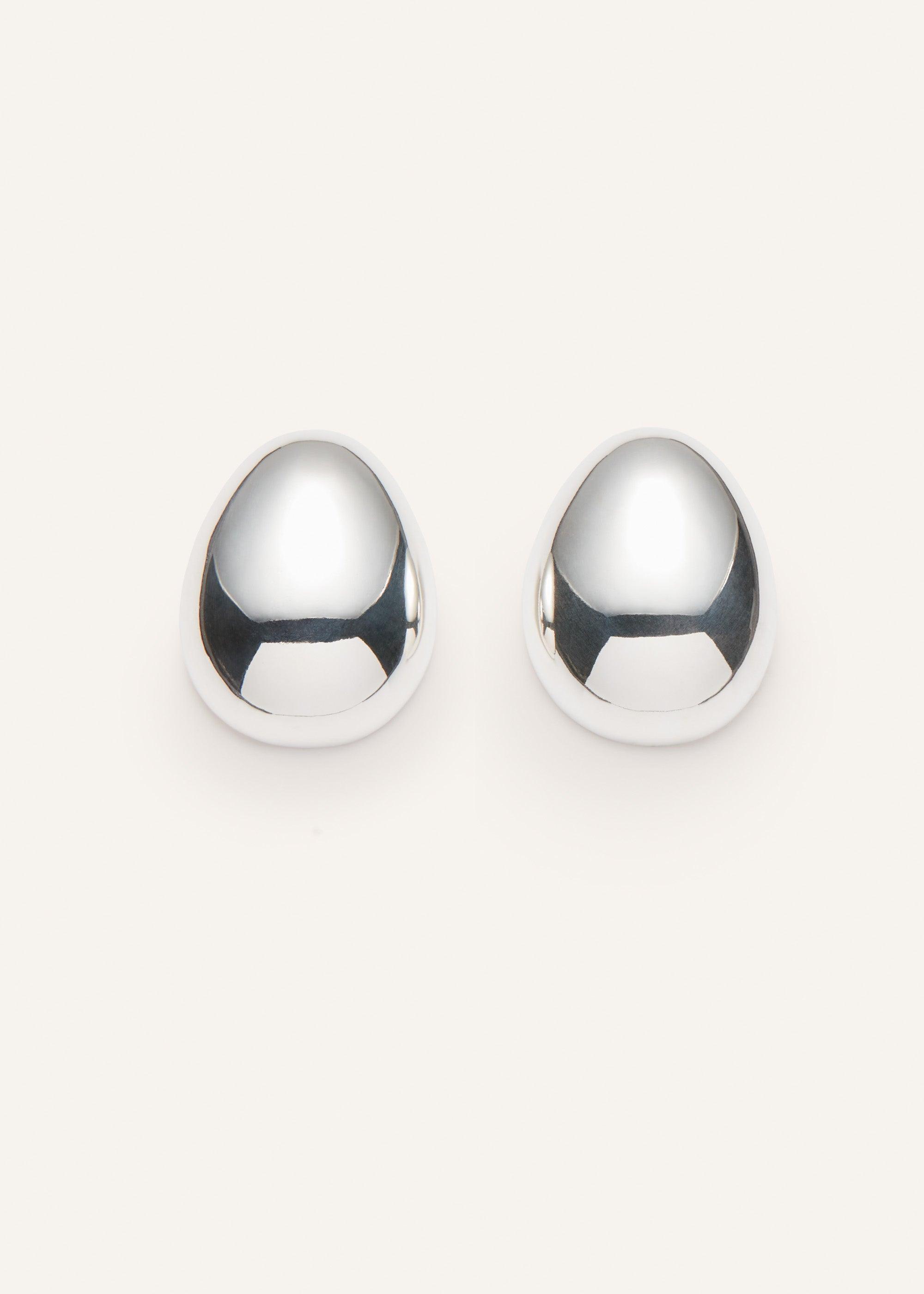 Sculptural olong earrings in silver Product Image