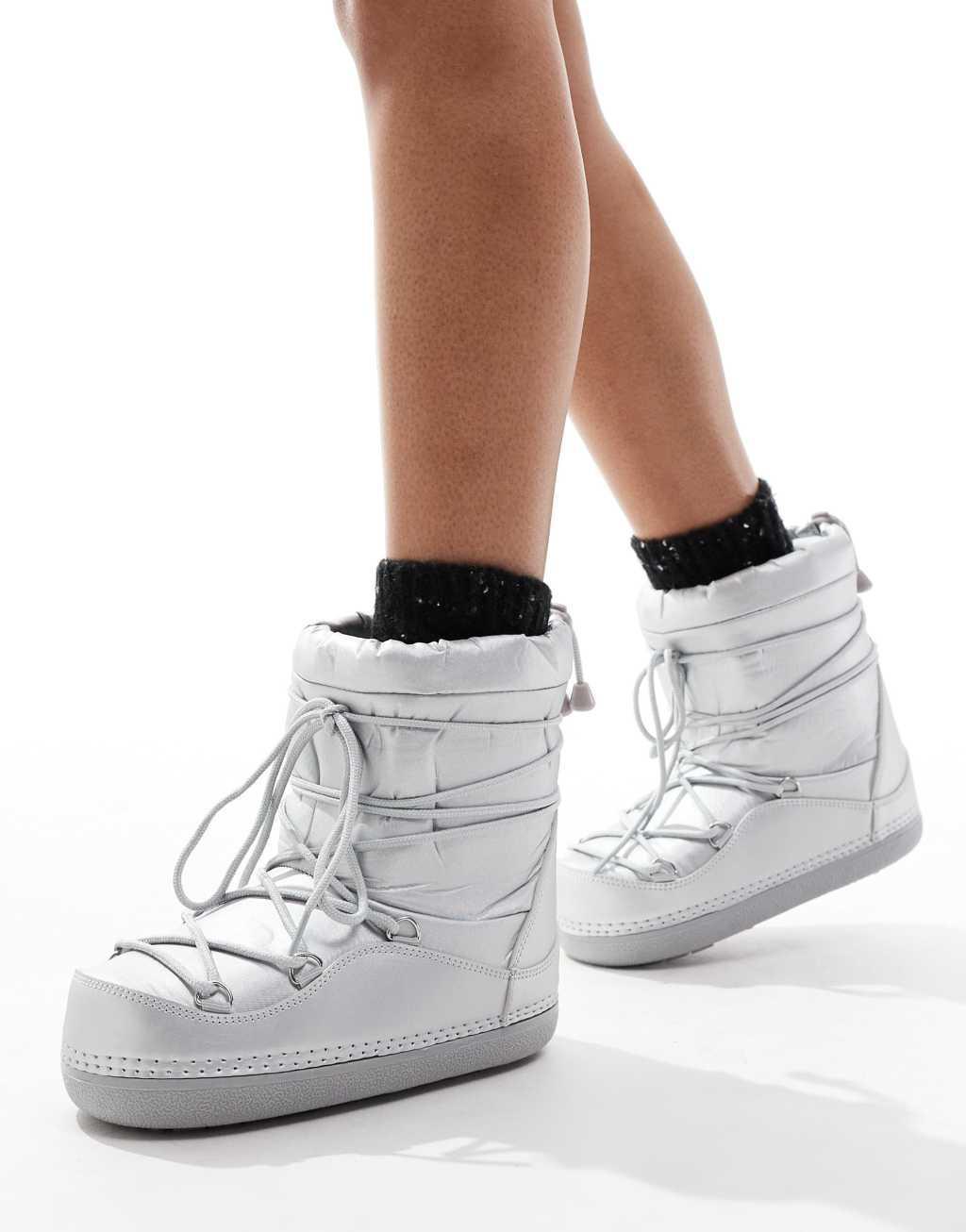 SEQWL snow boots in silver Product Image