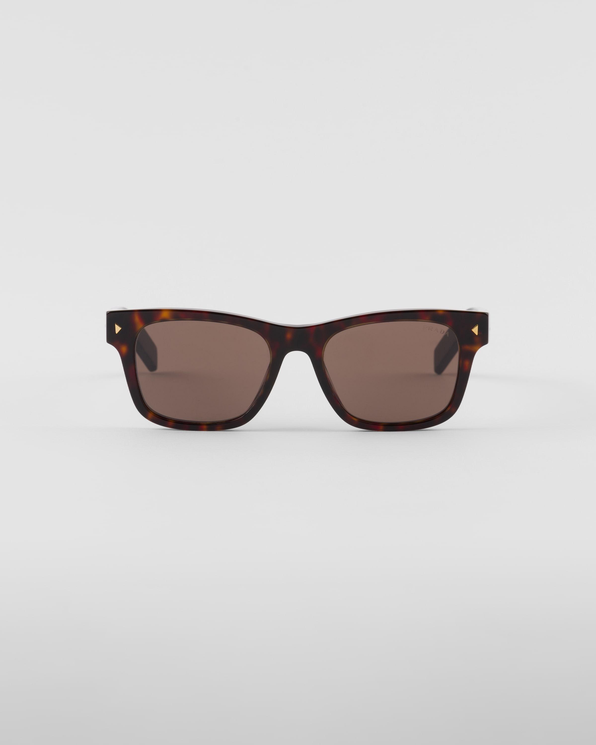 Sunglasses with iconic metal plaque Product Image