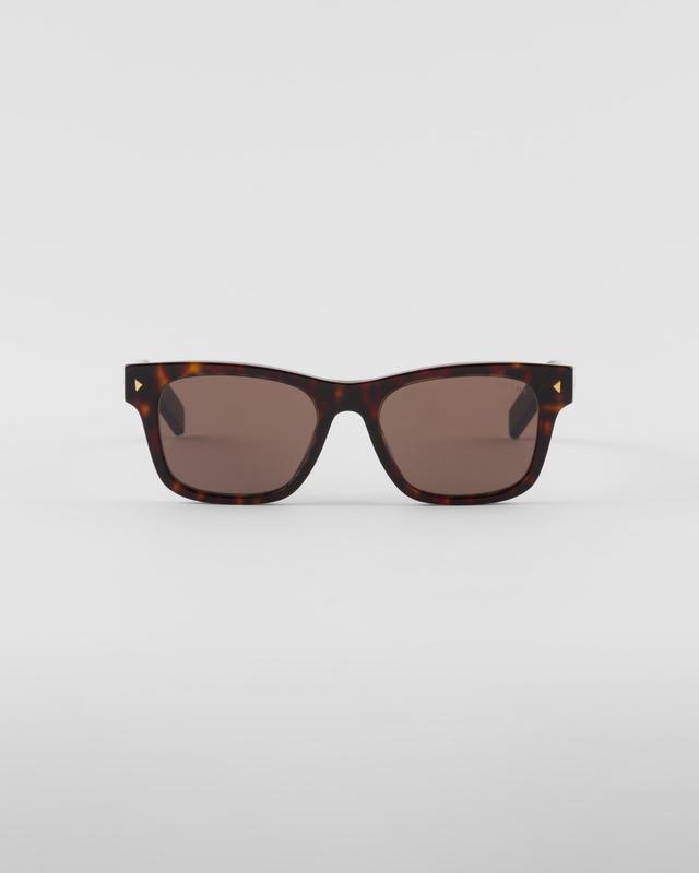 Sunglasses with iconic metal plaque Product Image