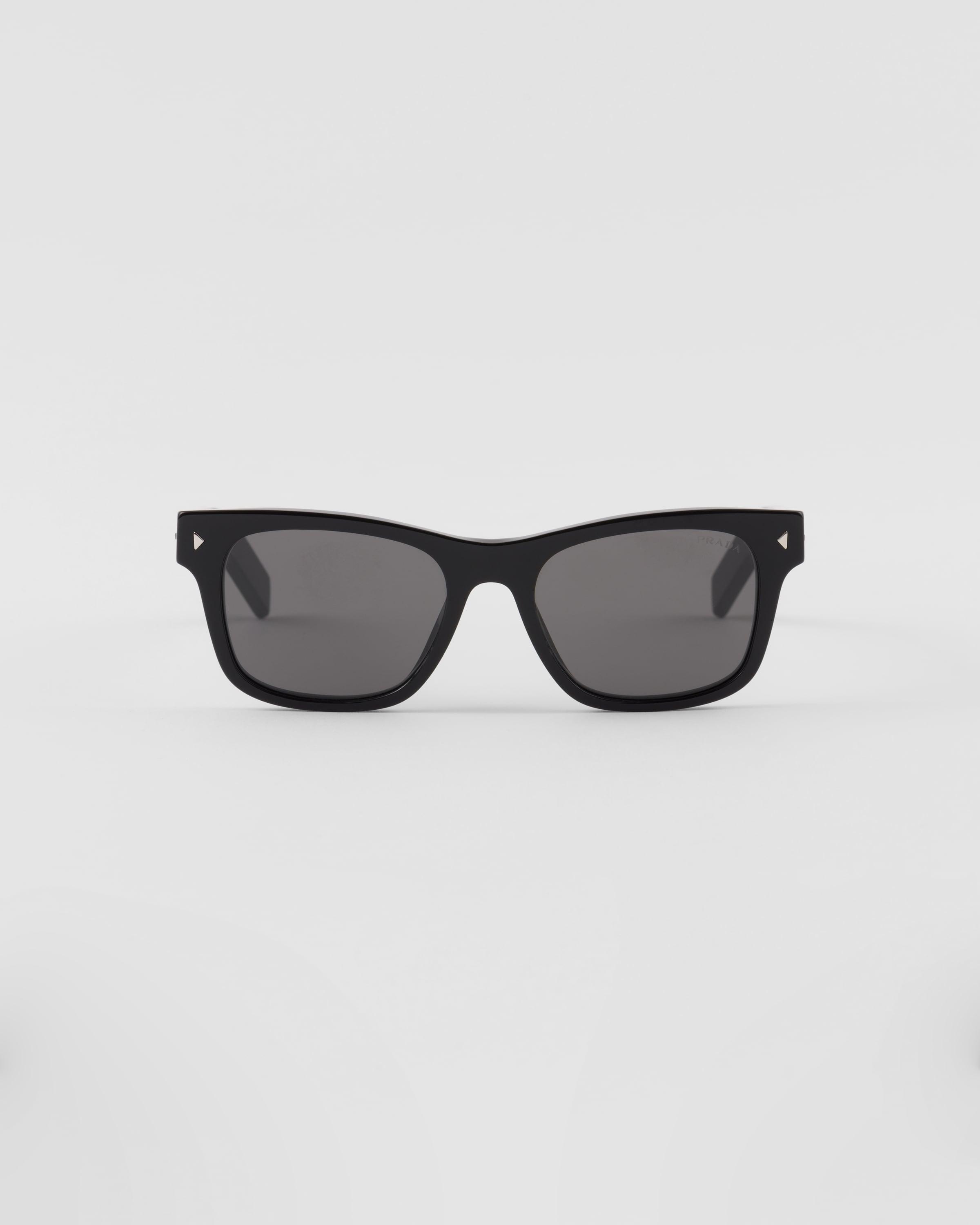 Sunglasses with iconic metal plaque Product Image