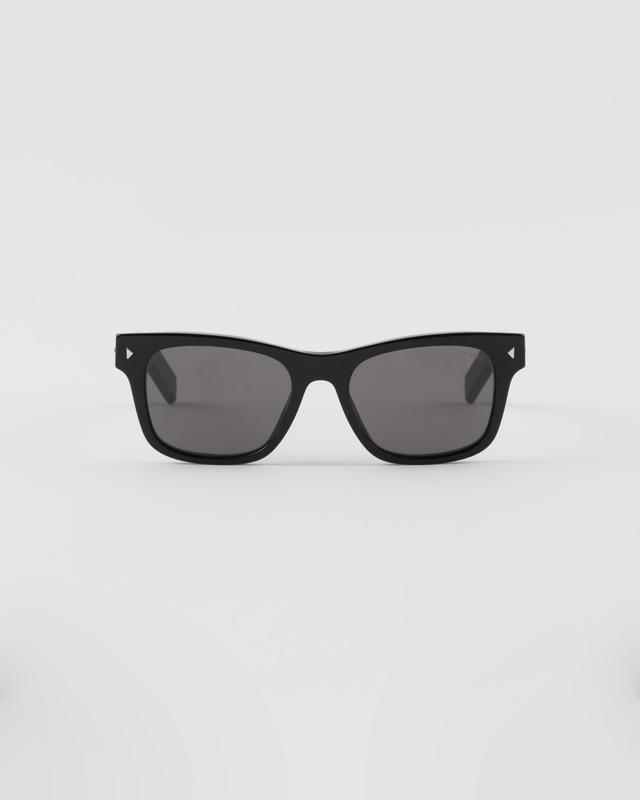 Sunglasses with iconic metal plaque Product Image