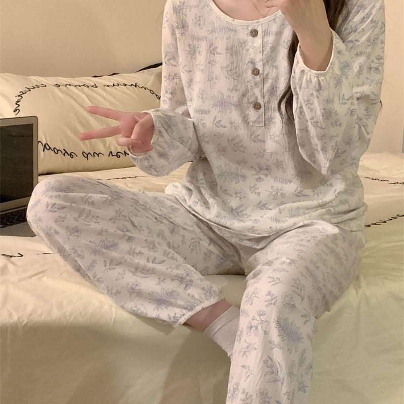 Pajama Set: Long-Sleeve Floral Top + Pants Product Image