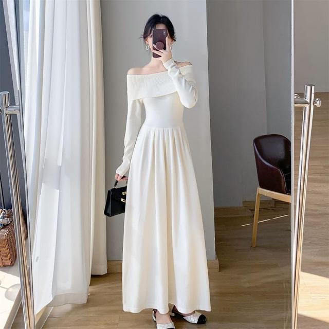 Long-Sleeve Off-Shoulder Plain Pleated Maxi A-Line Dress Product Image