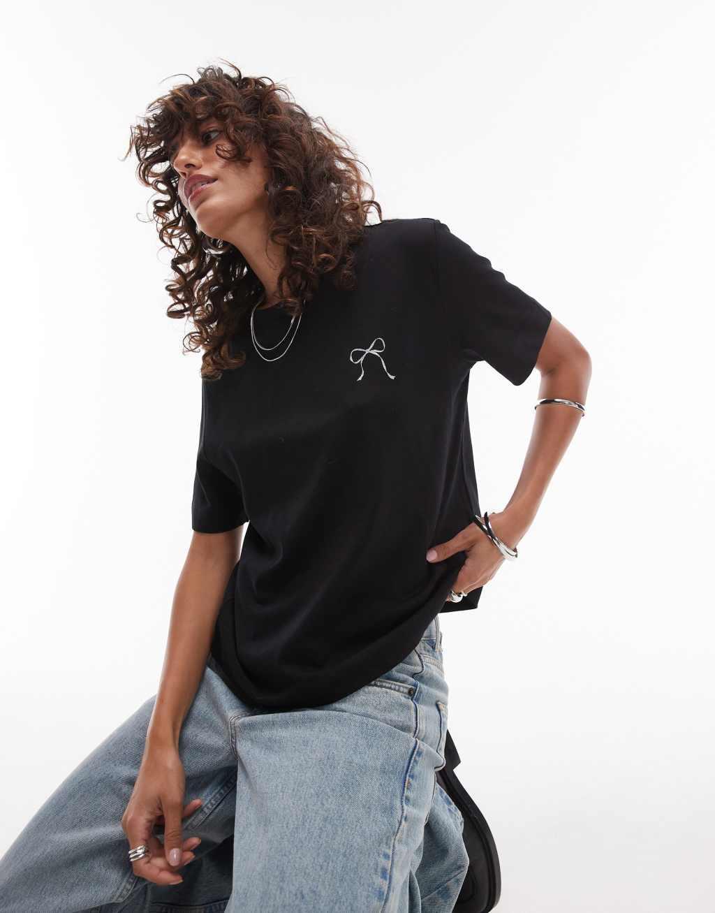 Selected Femme cropped t-shirt with bow print in black Product Image