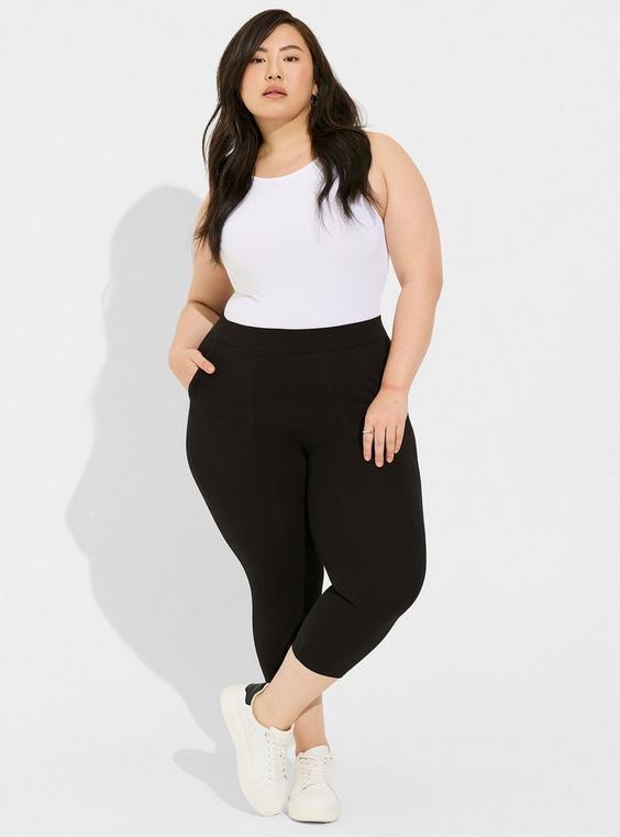 Capri Signature Waist Pocket Legging Product Image