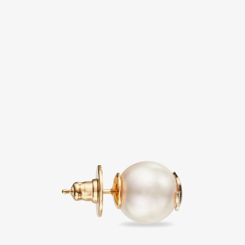 JC Pearl Studs Product Image