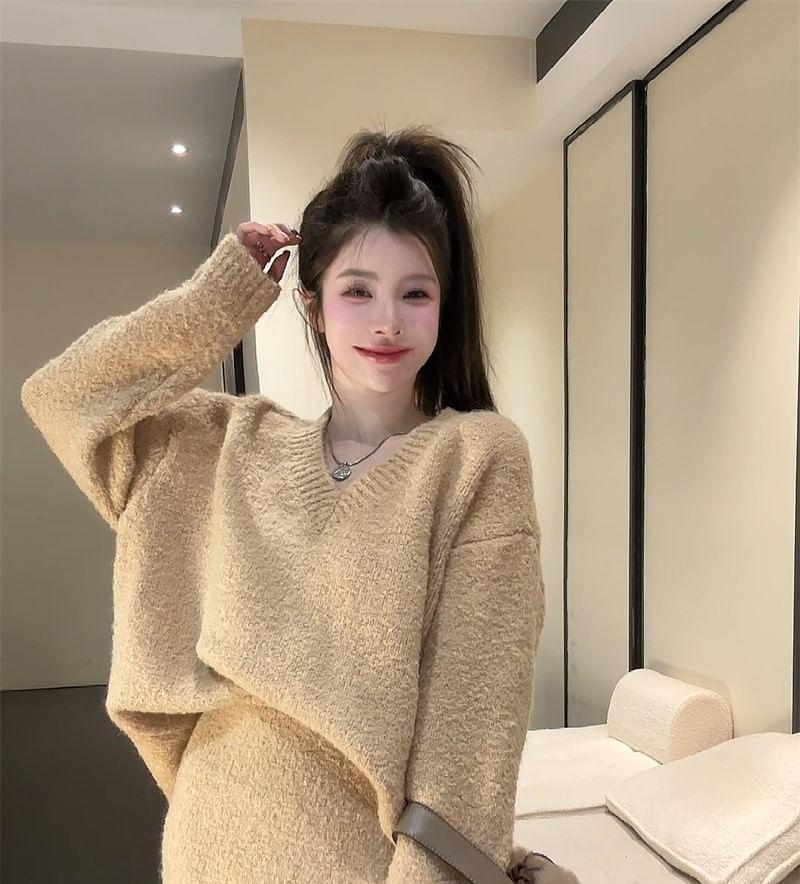 V-Neck Plain Sweater / High Rise Knit Mini Pencil Skirt Product Image