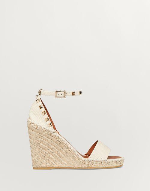 DOUBLE ROCKSTUD GRAINY CALFSKIN WEDGE SANDAL 105 MM Product Image