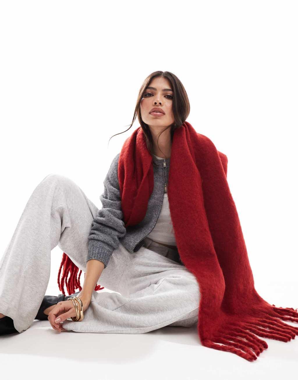 Glamorous long scarf in burgundy   Product Image