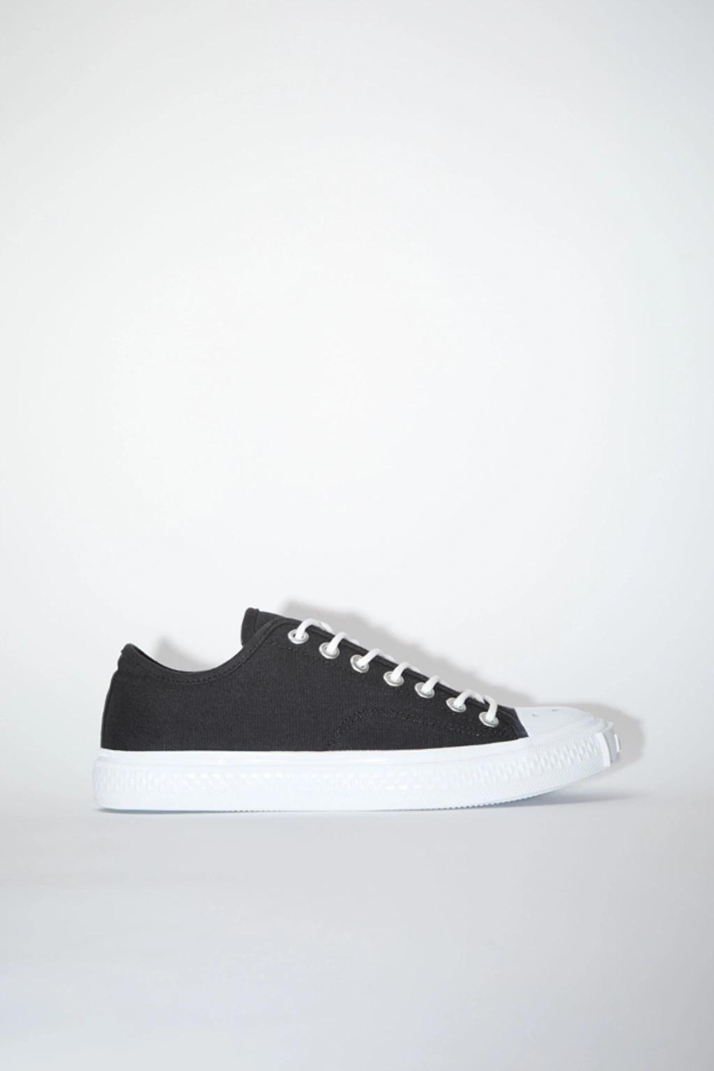 Ballow Low-top Sneakers Men In Black,off White Product Image