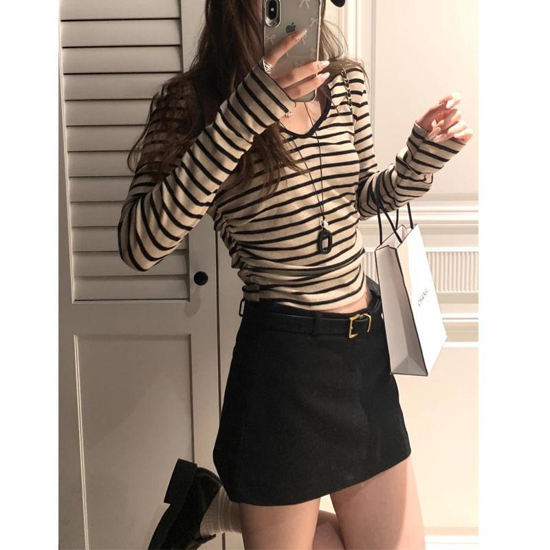 Long-Sleeve V-Neck Crop T-Shirt Product Image