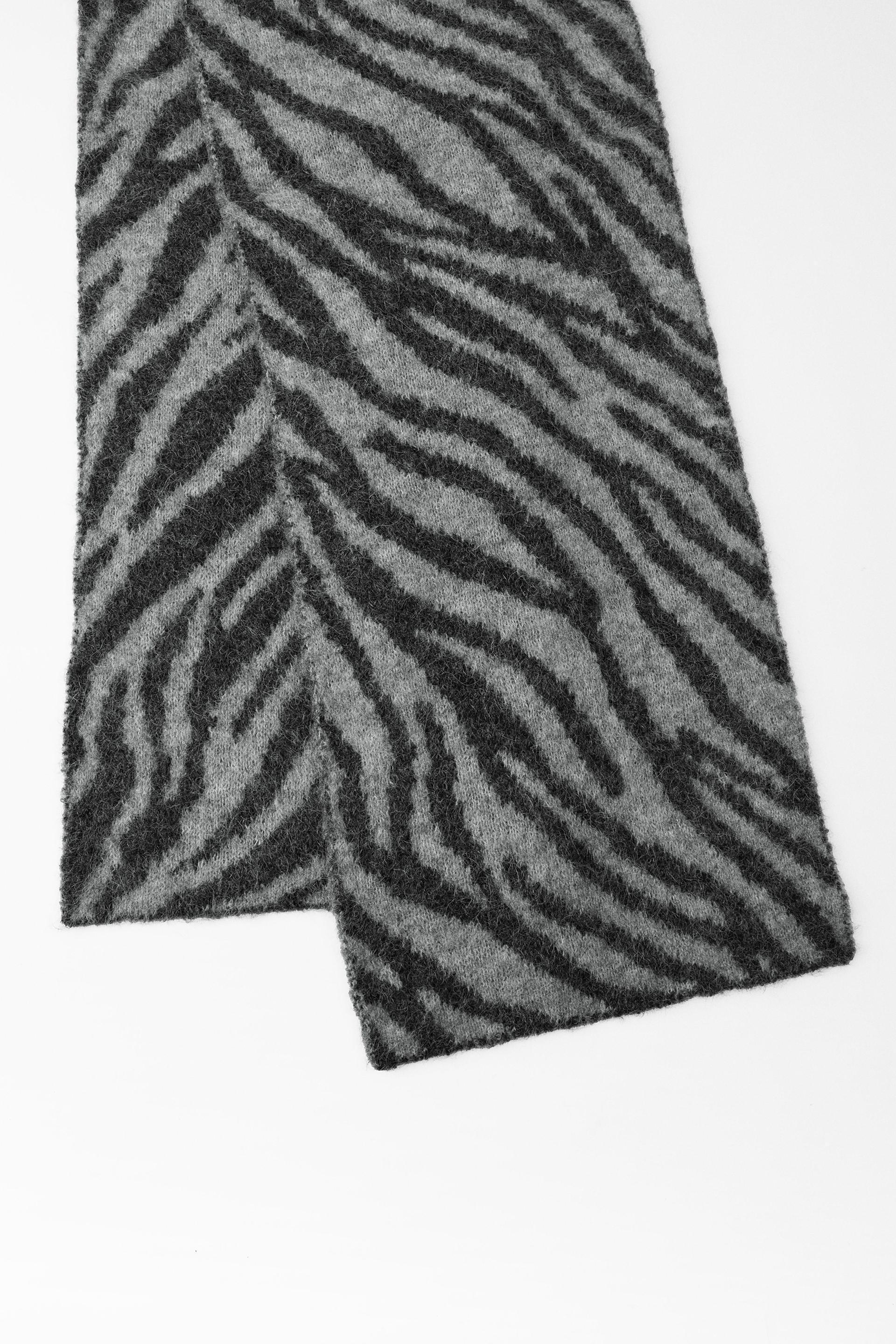 ANIMAL PRINT KNIT SCARF Product Image