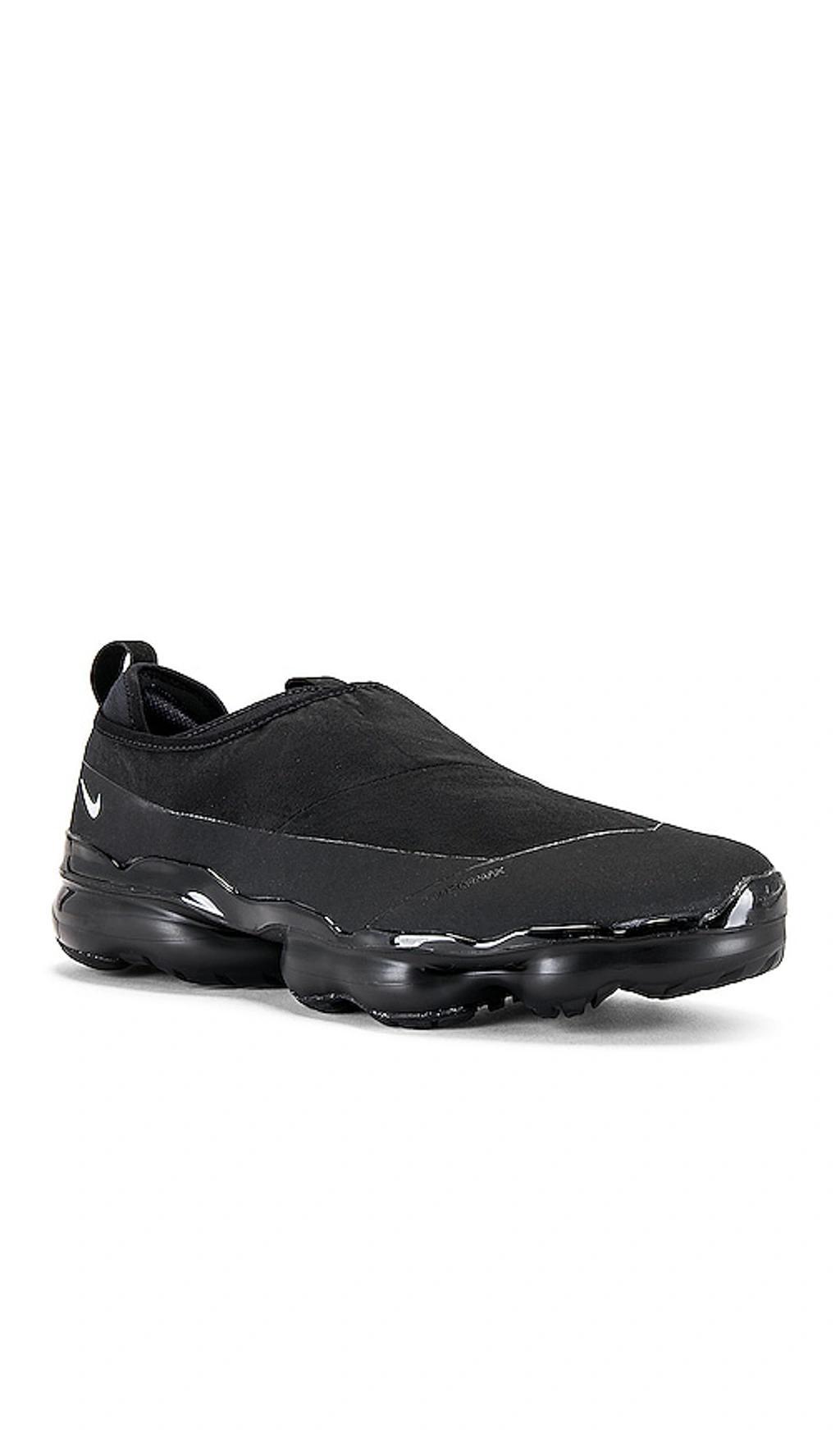 NIKE Air Vapormax Moc Roam Sneaker In Black & Metallic Silver Product Image