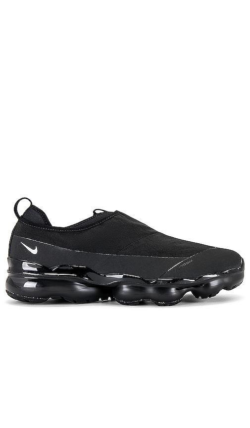 Nike Air Vapormax Moc Roam Sneaker in Black. - size 10 (also in 10.5, 11, 11.5, 12, 12.5, 7, 7.5, 8, 8.5, 9, 9.5) Product Image