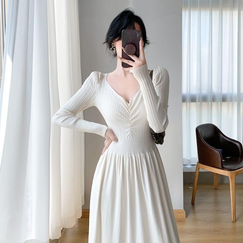 Long-Sleeve V-Neck Plain Ruched Midi A-Line Knit Dress Product Image