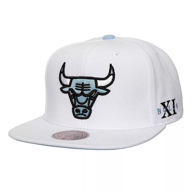 Mens Mitchell & Ness Chicago Bulls Core XI Snapback Hat Product Image