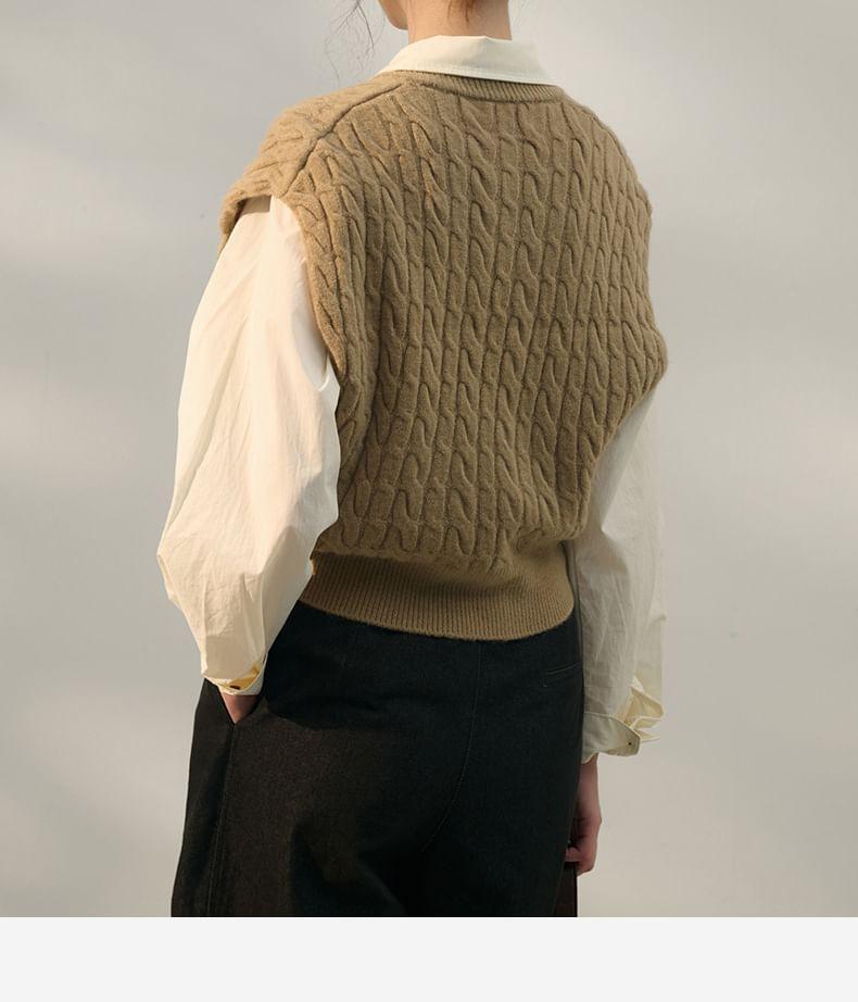 Round Neck Plain Cable Knit Sweater Vest Product Image