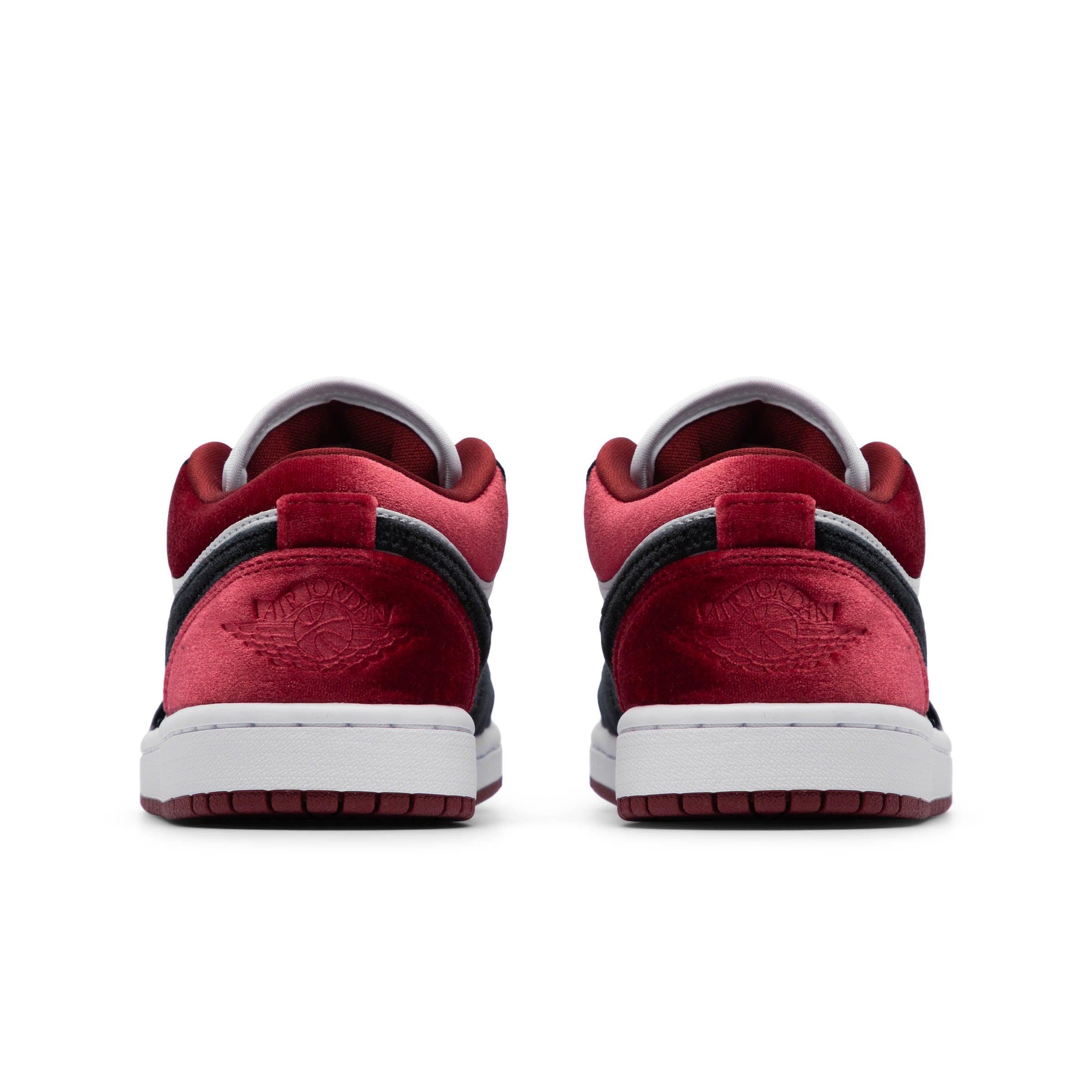 WOMEN'S AIR JORDAN 1 LOW SE Product Image