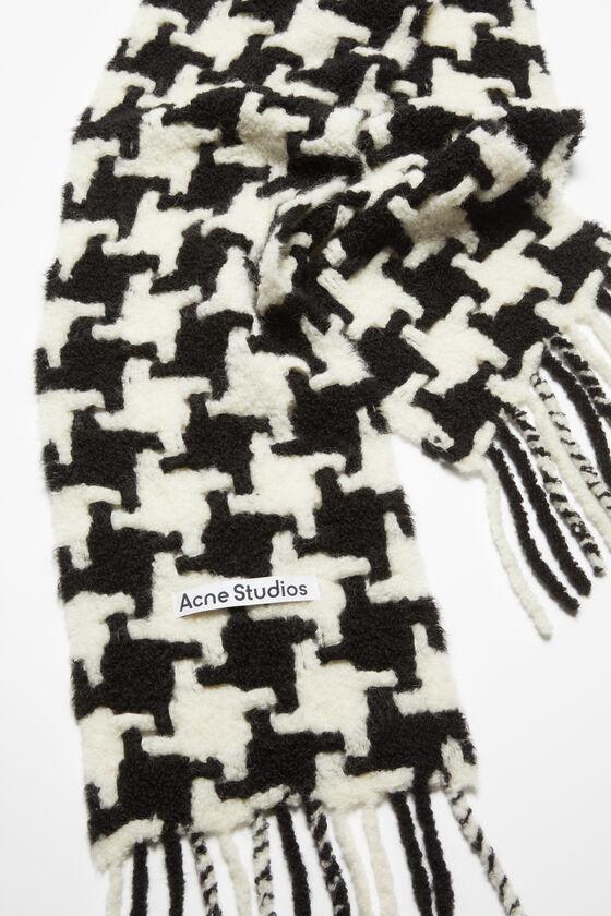 Houndstooth scarf Product Image