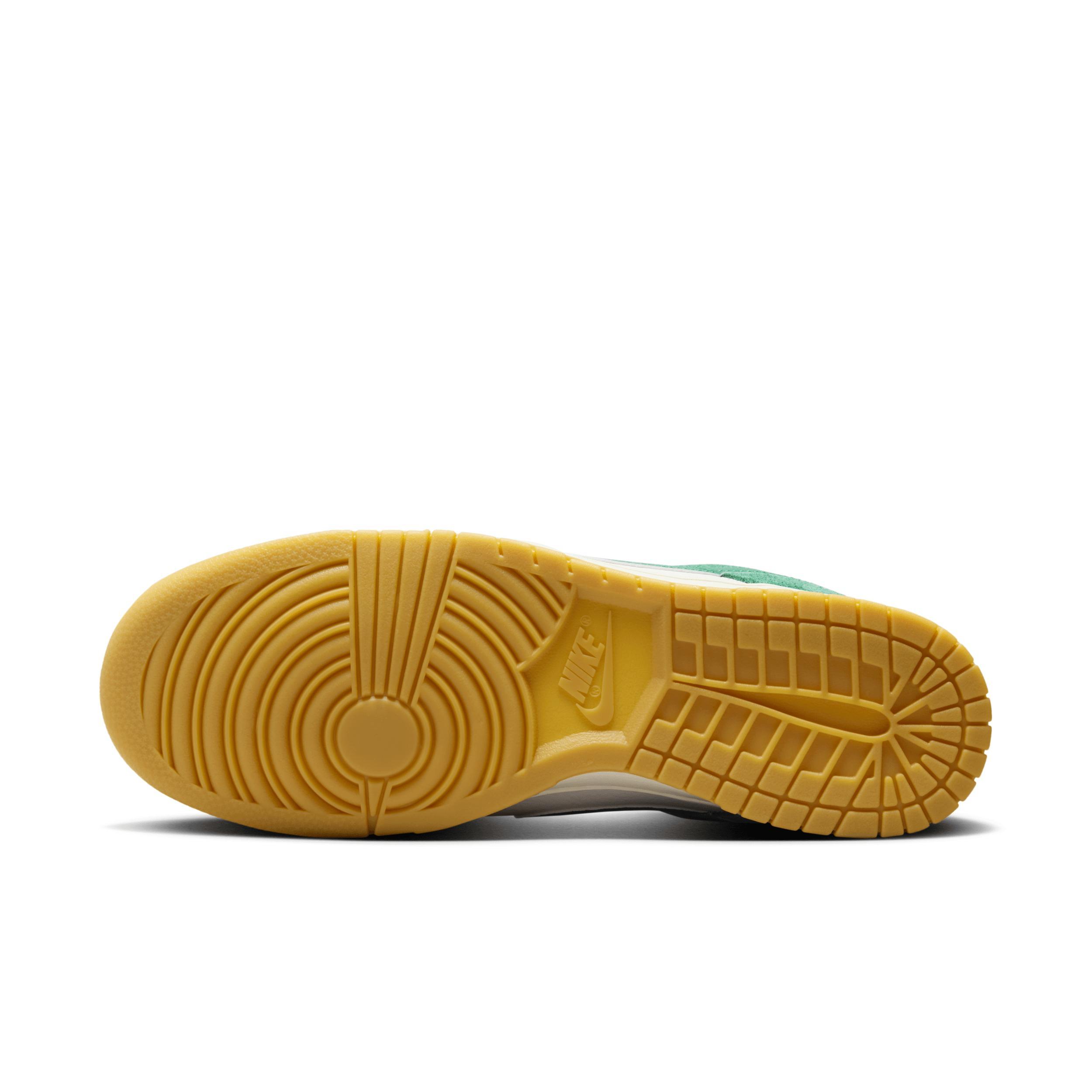 Nike Men's Dunk Low SE Shoes Product Image